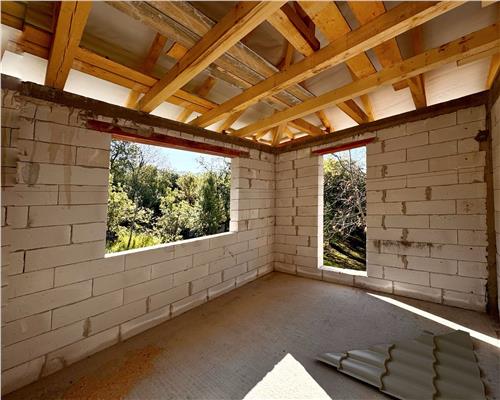 Casa la rosu, cu 16 ari teren, in inima naturii, Cicirlau