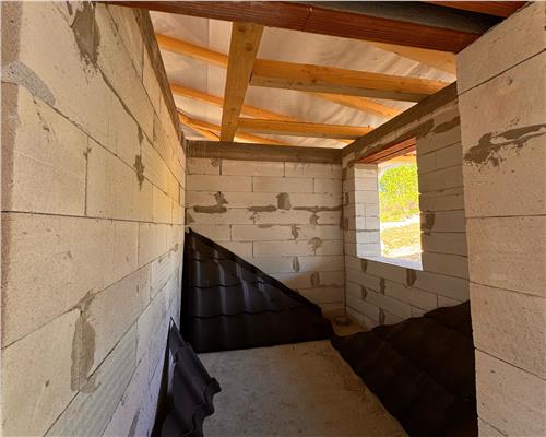 Casa la rosu, cu 16 ari teren, in inima naturii, Cicirlau