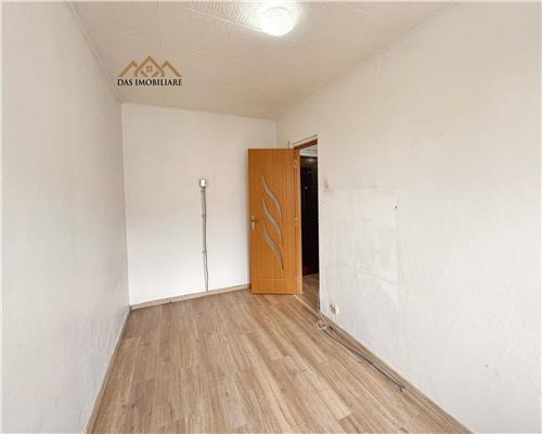 Garsoniera cu dormitor separat, etaj 3, str. Dragos Voda
