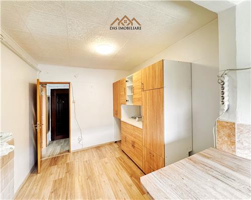Garsoniera cu dormitor separat, etaj 3, str. Dragos Voda