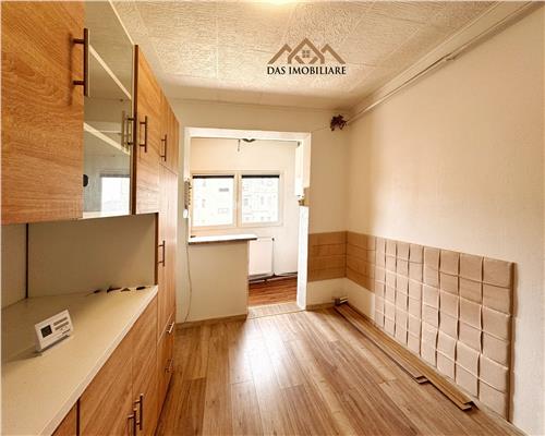 Garsoniera cu dormitor separat, etaj 3, str. Dragos Voda