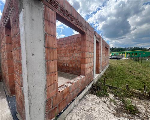 Casa la rosu  pe un nivel cu 8 ari de teren, in Tautii Magheraus