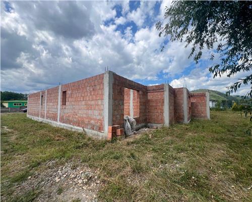 Casa la rosu  pe un nivel cu 8 ari de teren, in Tautii Magheraus
