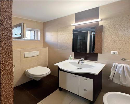 Inchiriez apartament 4 camere, et 1, zona Vivo