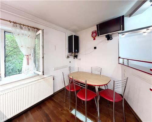 Inchiriez apartament 4 camere, et 1, zona Vivo