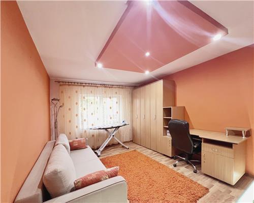 Inchiriez apartament 4 camere, et 1, zona Vivo