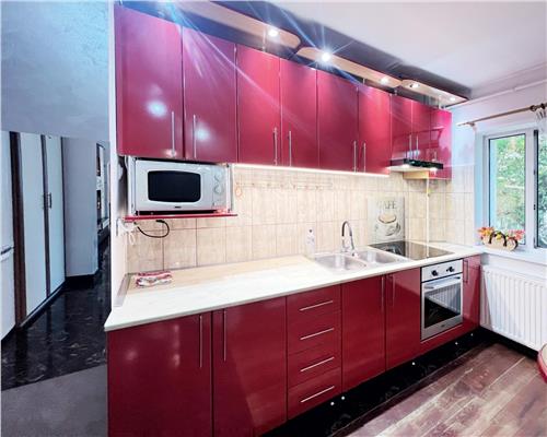 Inchiriez apartament 4 camere, et 1, zona Vivo