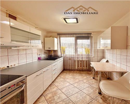 Ultracentral, apartament 2 camere semidecomandat, etaj intermediar