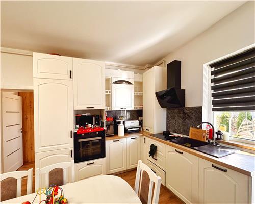 Apartament 3 camere, cu curte generoasa, zona Lamaitei