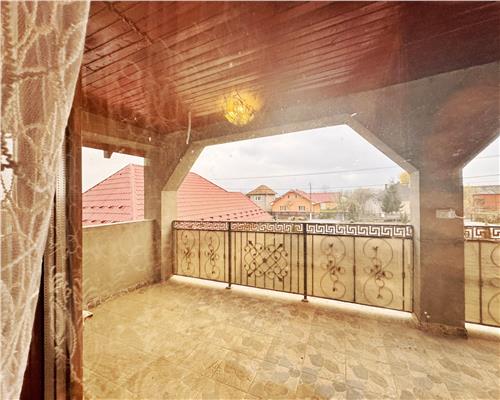 Vila moderna, P+E+M, în centrul Borlestiului – 450 mp utili, teren 44 ari.