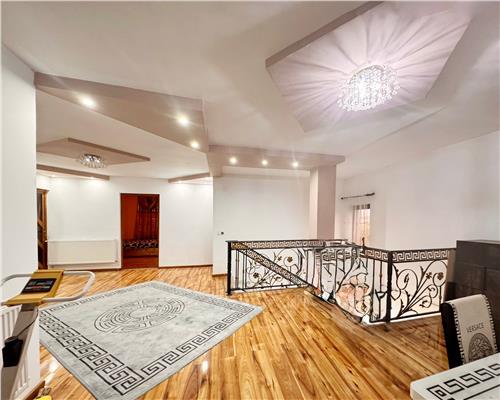 Vila moderna, P+E+M, în centrul Borlestiului – 450 mp utili, teren 44 ari.