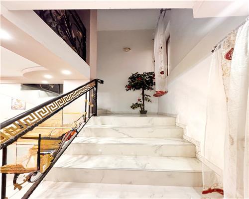 Vila moderna, P+E+M, în centrul Borlestiului – 450 mp utili, teren 44 ari.