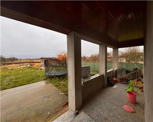 Vila moderna, P+E+M, în centrul Borlestiului – 450 mp utili, teren 44 ari.