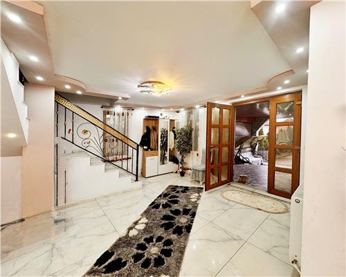 Vila moderna, P+E+M, în centrul Borlestiului – 450 mp utili, teren 44 ari.