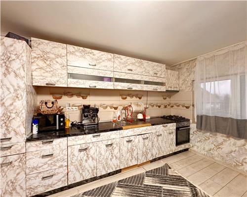 Vila moderna, P+E+M, în centrul Borlestiului – 450 mp utili, teren 44 ari.