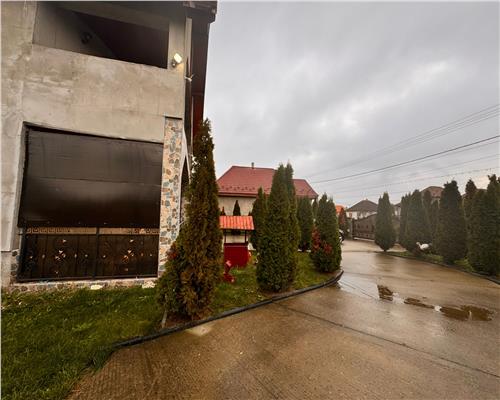 Vila moderna, P+E+M, în centrul Borlestiului – 450 mp utili, teren 44 ari.