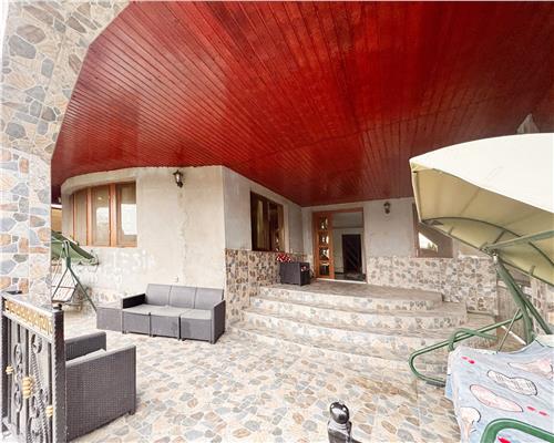 Vila moderna, P+E+M, în centrul Borlestiului – 450 mp utili, teren 44 ari.