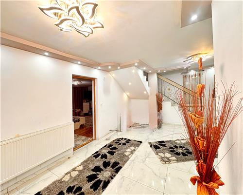 Vila moderna, P+E+M, în centrul Borlestiului – 450 mp utili, teren 44 ari.