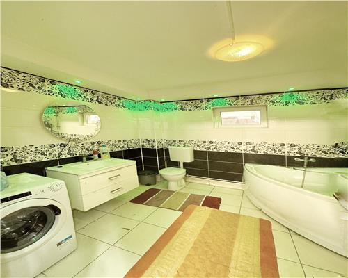 Vila moderna, P+E+M, în centrul Borlestiului – 450 mp utili, teren 44 ari.