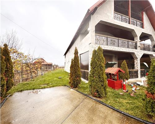 Vila moderna, P+E+M, în centrul Borlestiului – 450 mp utili, teren 44 ari.