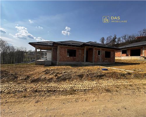 Casa la rosu, pe un nivel, pe dealul Grosiului