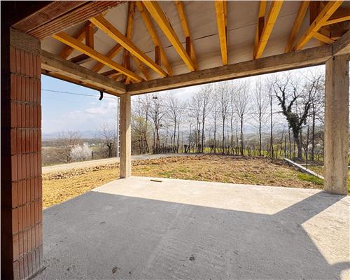 Casa la rosu, pe un nivel, pe dealul Grosiului