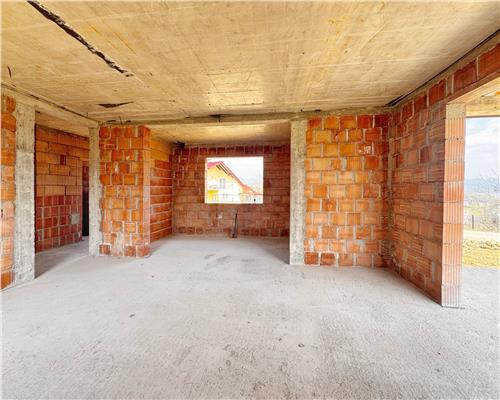 Casa la rosu, pe un nivel, pe dealul Grosiului