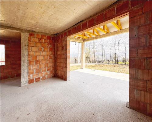 Casa la rosu, pe un nivel, pe dealul Grosiului