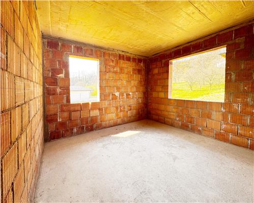 Casa la rosu, pe un nivel, pe dealul Grosiului