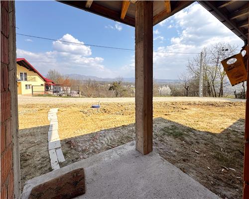 Casa la rosu, pe un nivel, pe dealul Grosiului