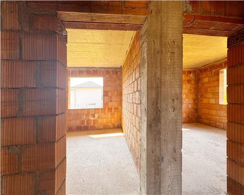 Casa la rosu, pe un nivel, pe dealul Grosiului