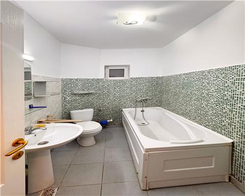 Apartament 3 camere, parter, cu loc de parcare si gradina, zona Piata Izvoare