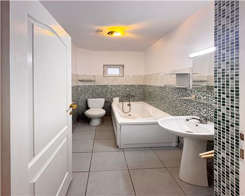 Apartament 3 camere, parter, cu loc de parcare si gradina, zona Piata Izvoare