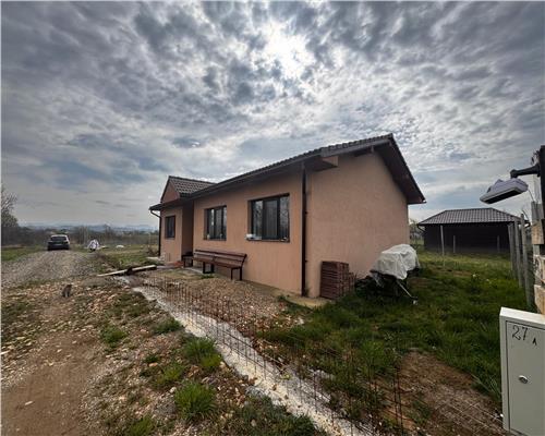 Casa cu 4 camere, pe un nivel, cu 5 ari teren, Catalina