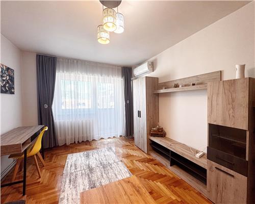 Apartament 3 camere, decomandat, zona Hotel Europa