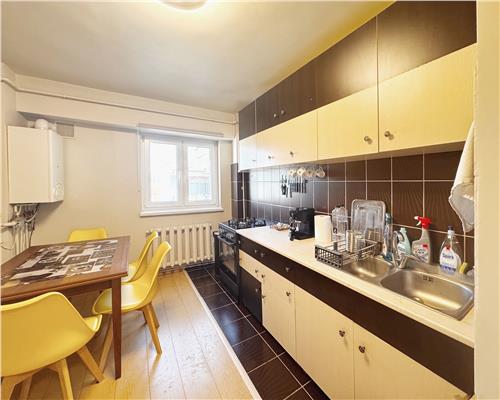 Apartament 3 camere, decomandat, zona Hotel Europa