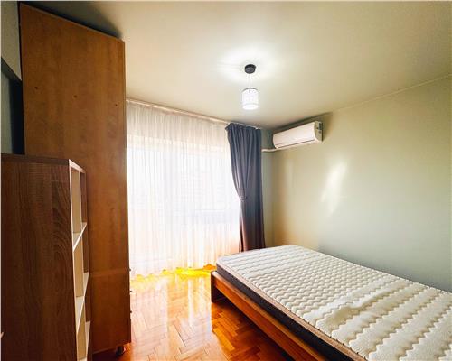 Apartament 3 camere, decomandat, zona Hotel Europa
