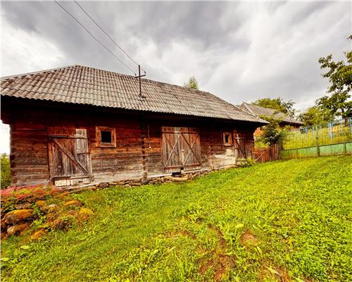 Gospodarie traditionala maramureseana pe 53 ari teren, sat Breb