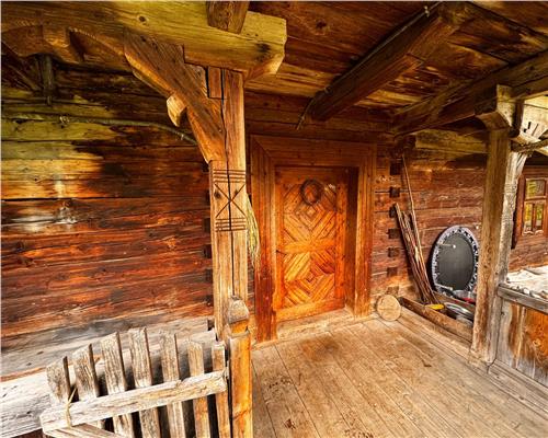 Gospodarie traditionala maramureseana pe 53 ari teren, sat Breb