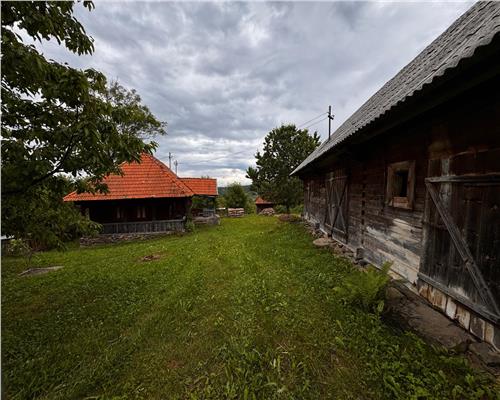 Gospodarie traditionala maramureseana pe 53 ari teren, sat Breb
