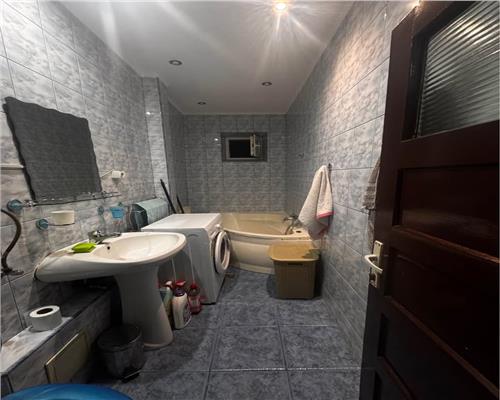 Central, zona liceului Eminescu, apartamet 2 camere decomandat