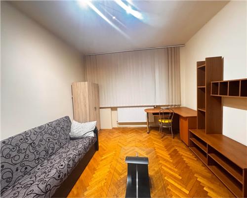 Central, zona liceului Eminescu, apartamet 2 camere decomandat