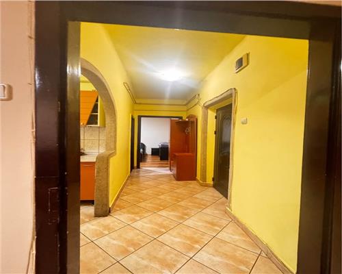 Central, zona liceului Eminescu, apartamet 2 camere decomandat