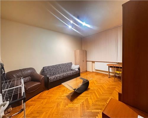 Central, zona liceului Eminescu, apartamet 2 camere decomandat