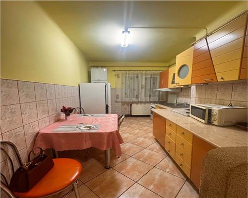 Central, zona liceului Eminescu, apartamet 2 camere decomandat