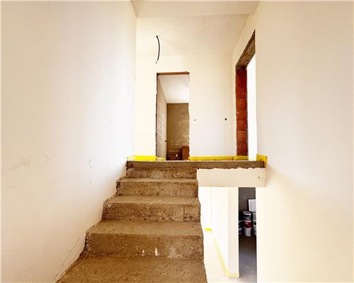 Casa moderna, semifinisata, cu 4,6 ari teren, in Sasar