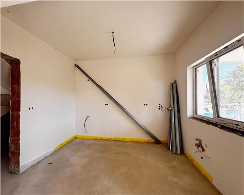 Casa moderna, semifinisata, cu 4,6 ari teren, in Sasar