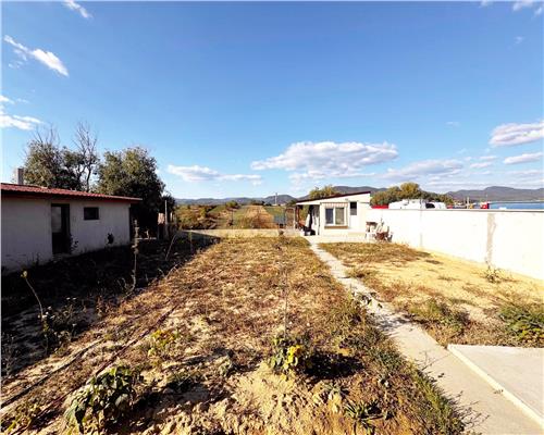 Casa noua, 3 dormitoare, 2 bai, terasa si 2 garaje, Mocira