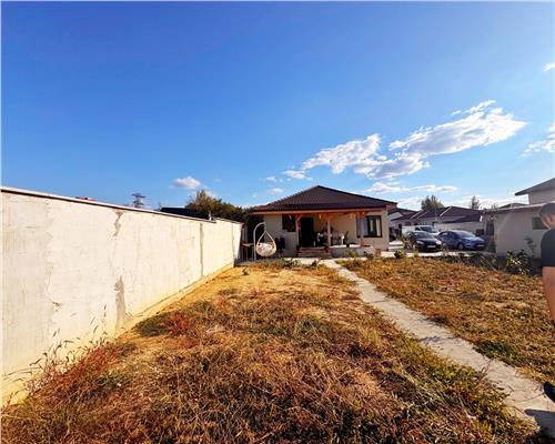 Casa noua, 3 dormitoare, 2 bai, terasa si 2 garaje, Mocira
