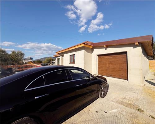Casa noua, 3 dormitoare, 2 bai, terasa si 2 garaje, Mocira